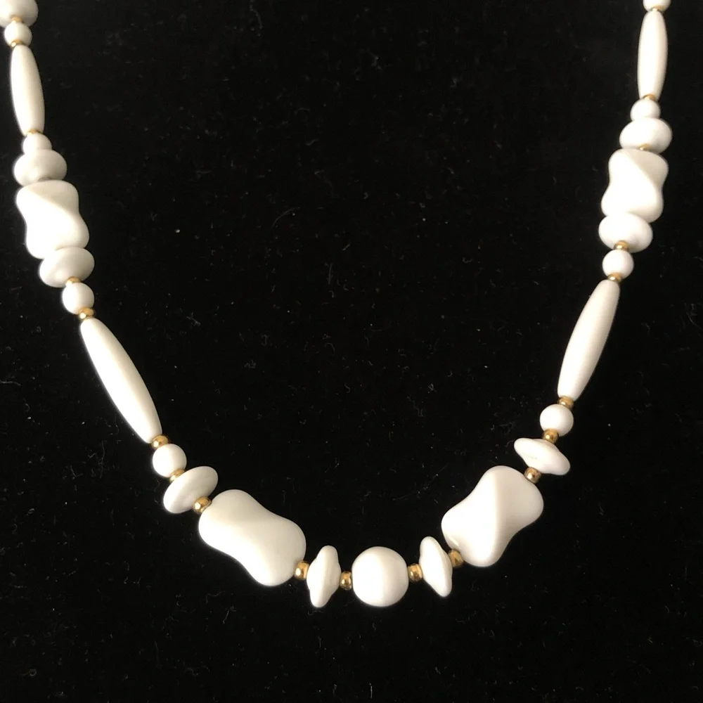 Rare Milk Glass Art Deco Necklace vintage-Antique stunning jewellery collector - Picture 8 of 12